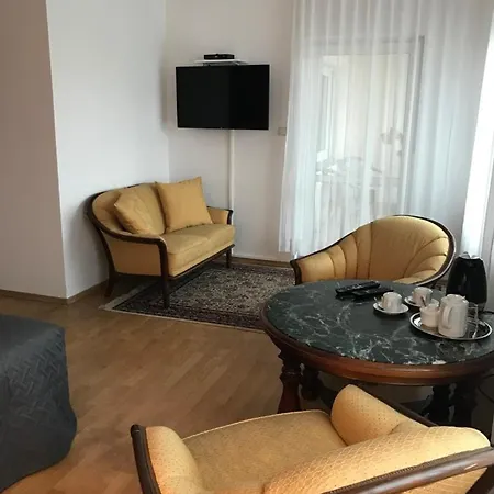 Monte Christo ホームステイ ミアストコ